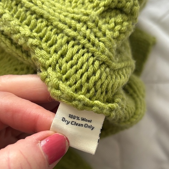 Elegant Neve Designs Wool Green Cable Knit Turtleneck Sweater - Picture 5 of 5